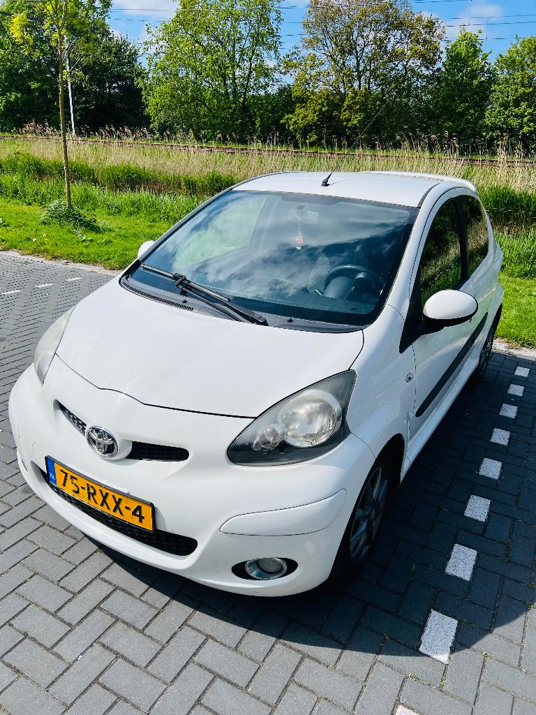 Toyota Aygo 1.0 Dynamic-Navigator 12V 5D Airco LM V 2011 Wit, Voorwielaandrijving, Stof, Zwart, 4 stoelen