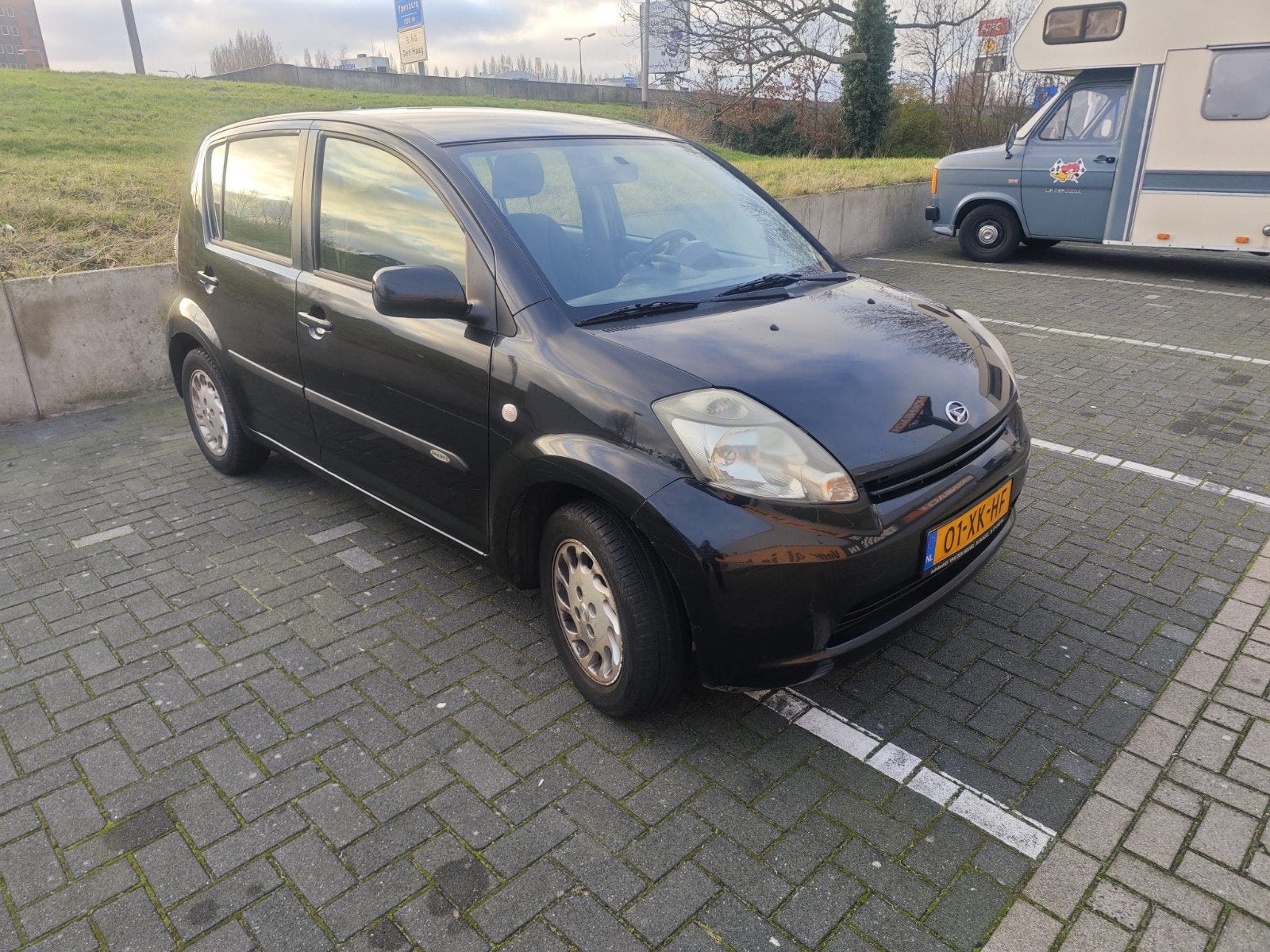 Daihatsu Sirion 1.0 51KW 2007 zwart, Auto's, Voorwielaandrijving, Beige, Handgeschakeld, 3 cilinders