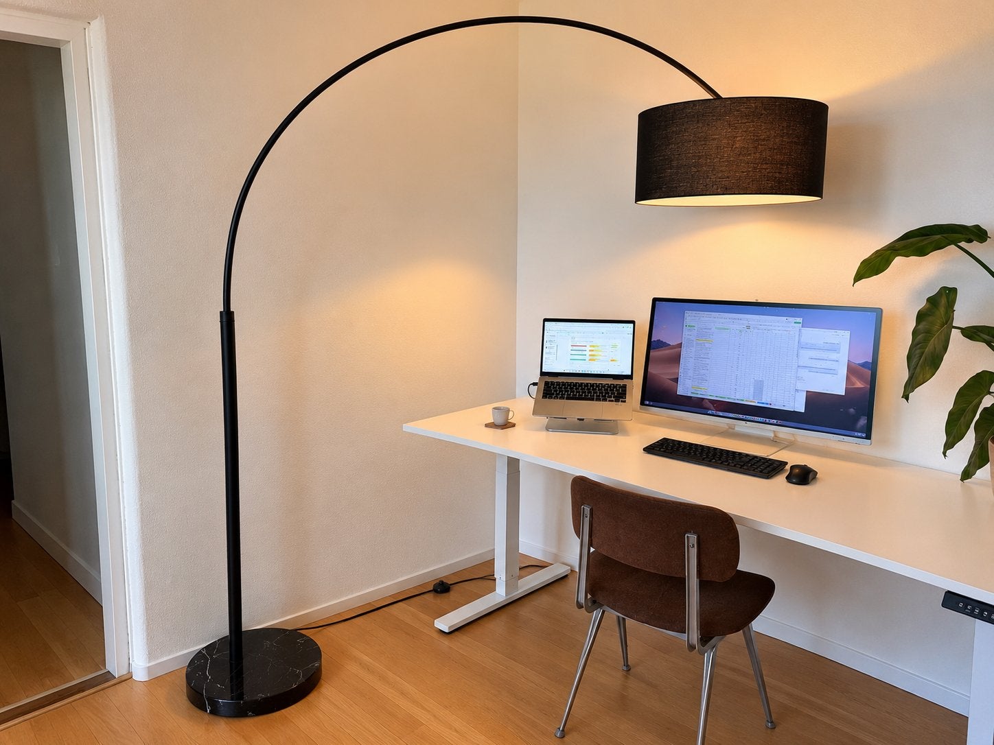 Moderne booglamp met marmeren voet en zwarte kap, Huis en Inrichting, Ophalen, 200 cm of meer, E27 (groot), Zo goed als nieuw