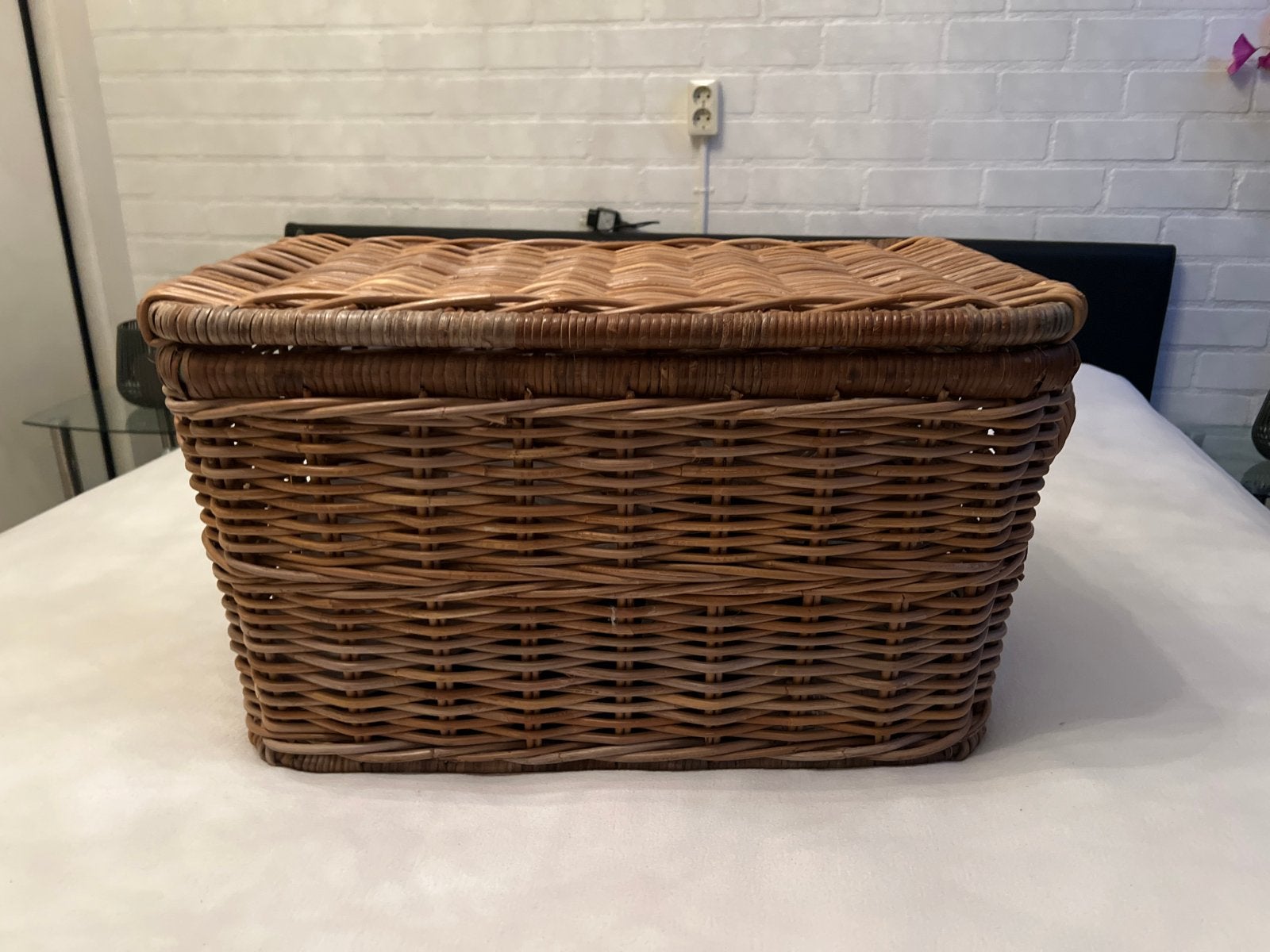 Grote rieten mand met deksel - 60x38 cm, Huis en Inrichting, Ophalen, Gebruikt, Gevlochten, Mand