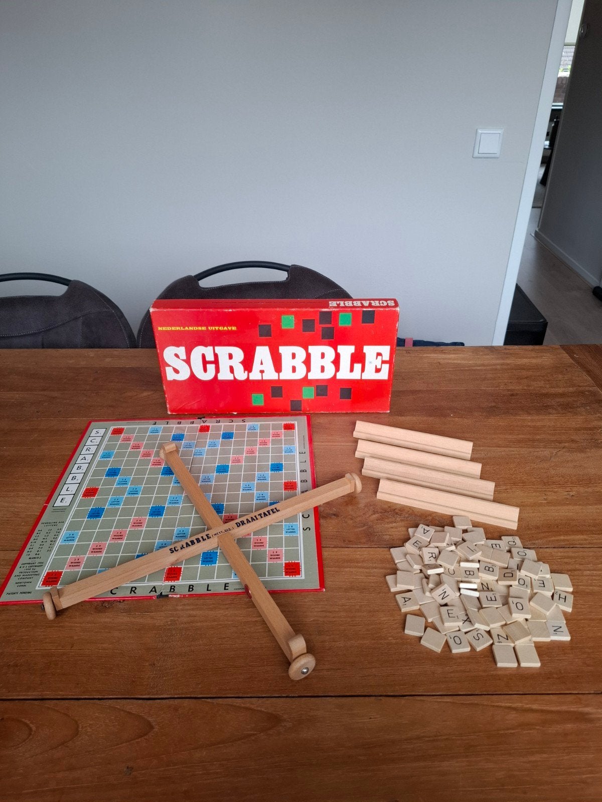 Scrabble Nederlandse Uitgave met Draaitafel, Drie of vier spelers, Ophalen of Verzenden, Zo goed als nieuw
