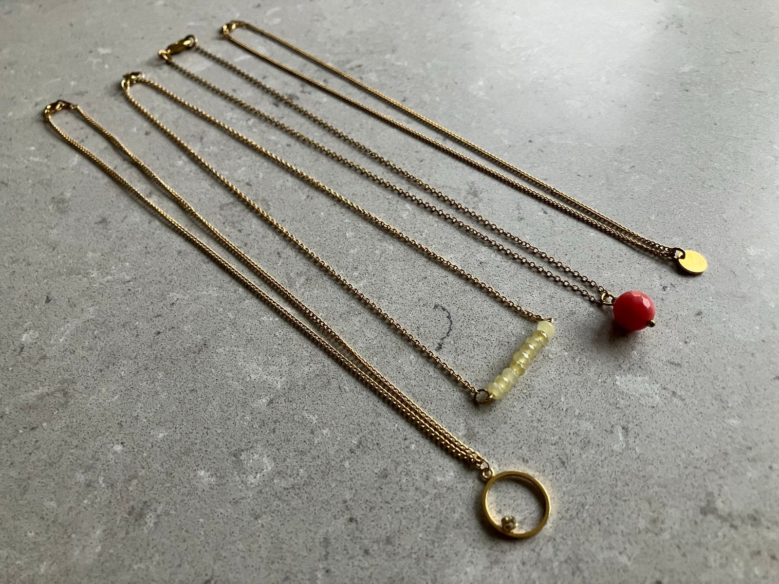 Set van 4 gouden kettingen met hangers, Verzenden, Zo goed als nieuw, Goud, Met hanger