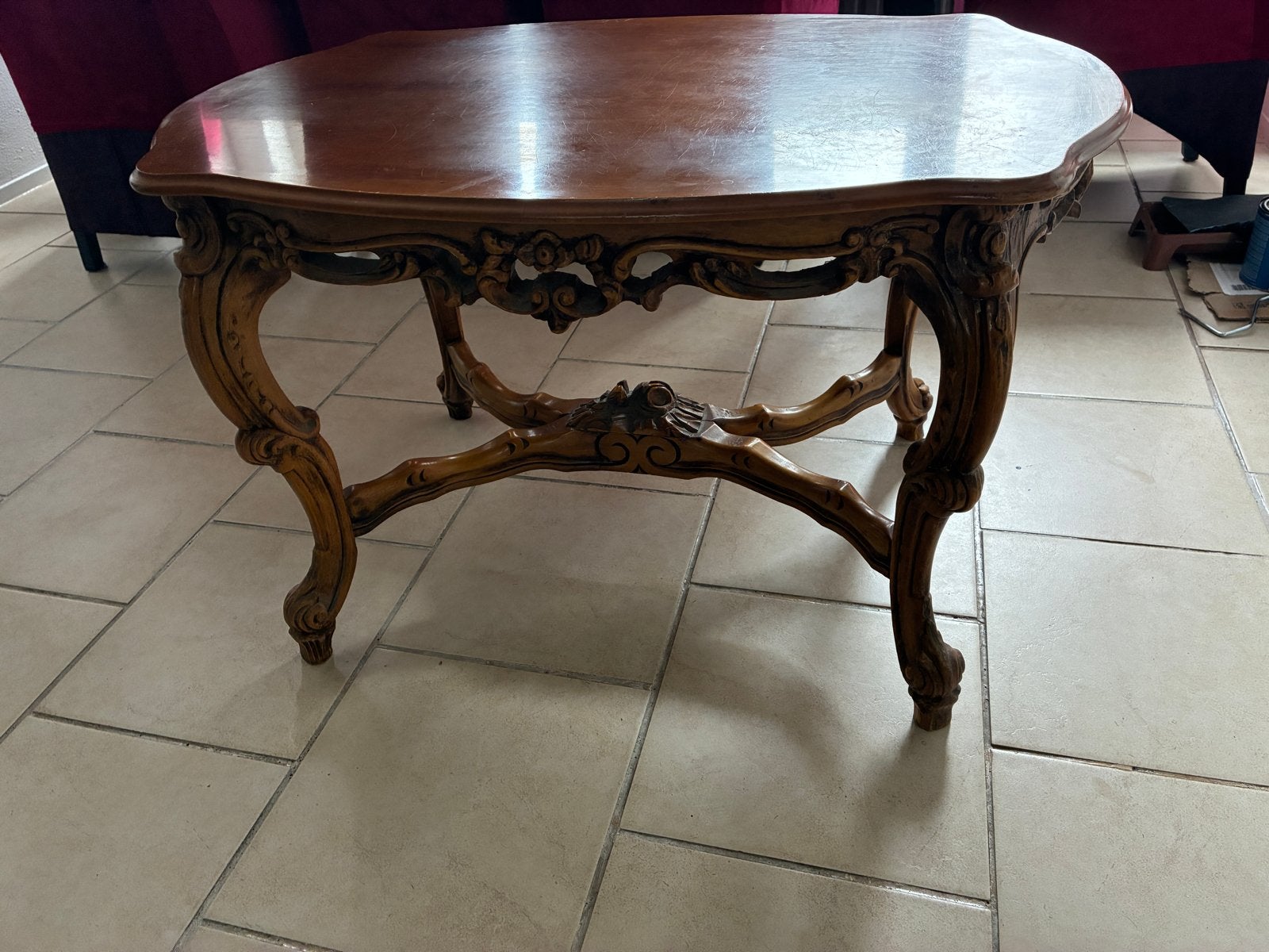 Antieke bijzettafel met sierlijk houtsnijwerk, Antiek en Kunst, Ophalen