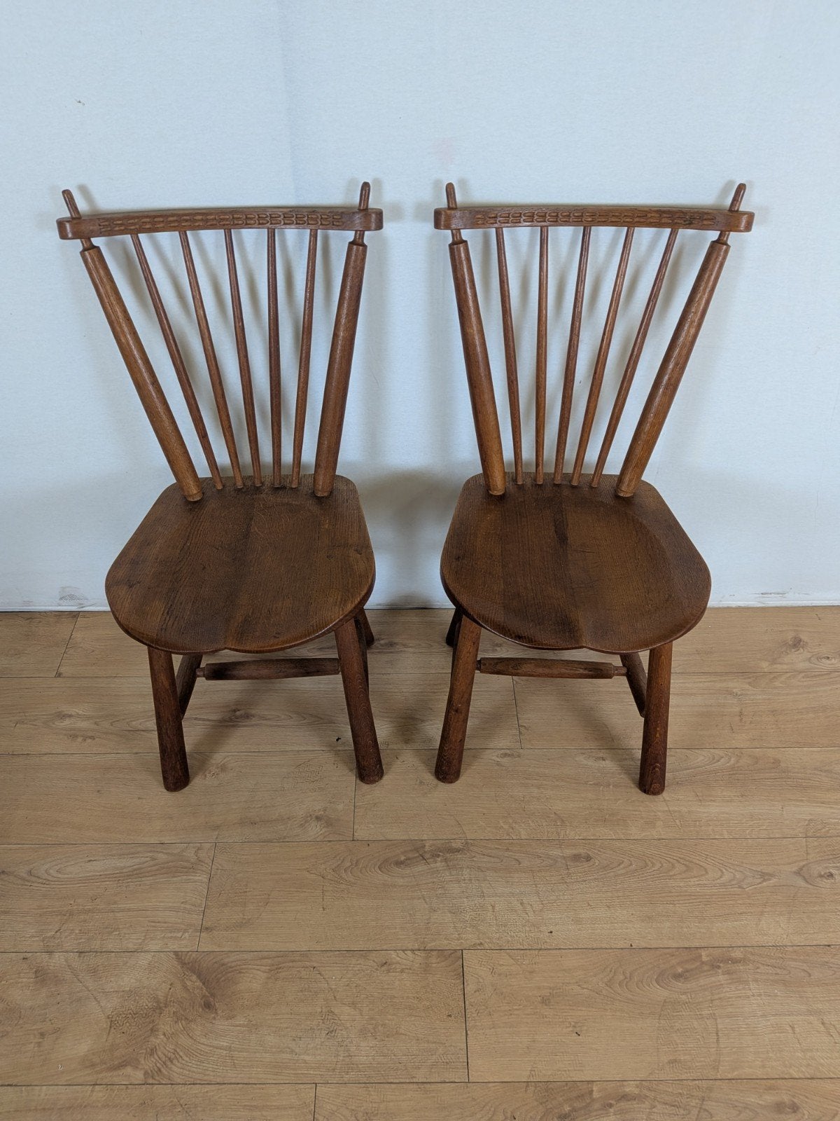 Set van 2 Vintage Houten Windsor Stoelen – Spijlenrug, Antiek en Kunst, Ophalen of Verzenden
