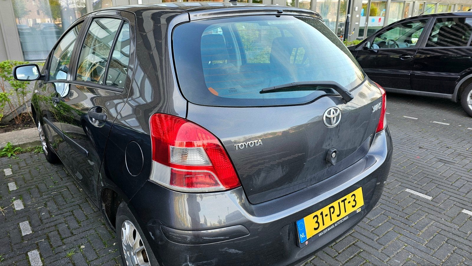Toyota Yaris 1.0 12V Vvt-i 5DR Terra 2011 Grijs, Voorwielaandrijving, 40 €/maand, 750 kg, Handgeschakeld