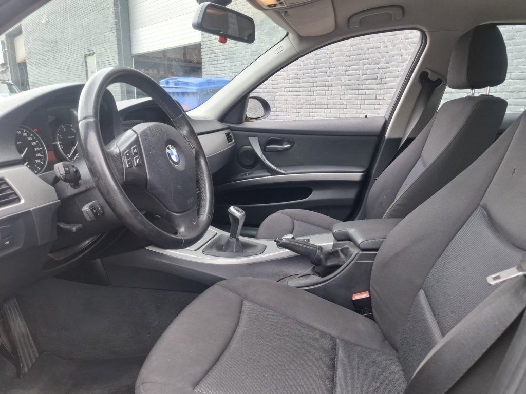 BMW 3 Serie 318i Business Line Navi/Airco/Cruise ✅, Blauw, Parkeersensor, Origineel Nederlands, Handgeschakeld