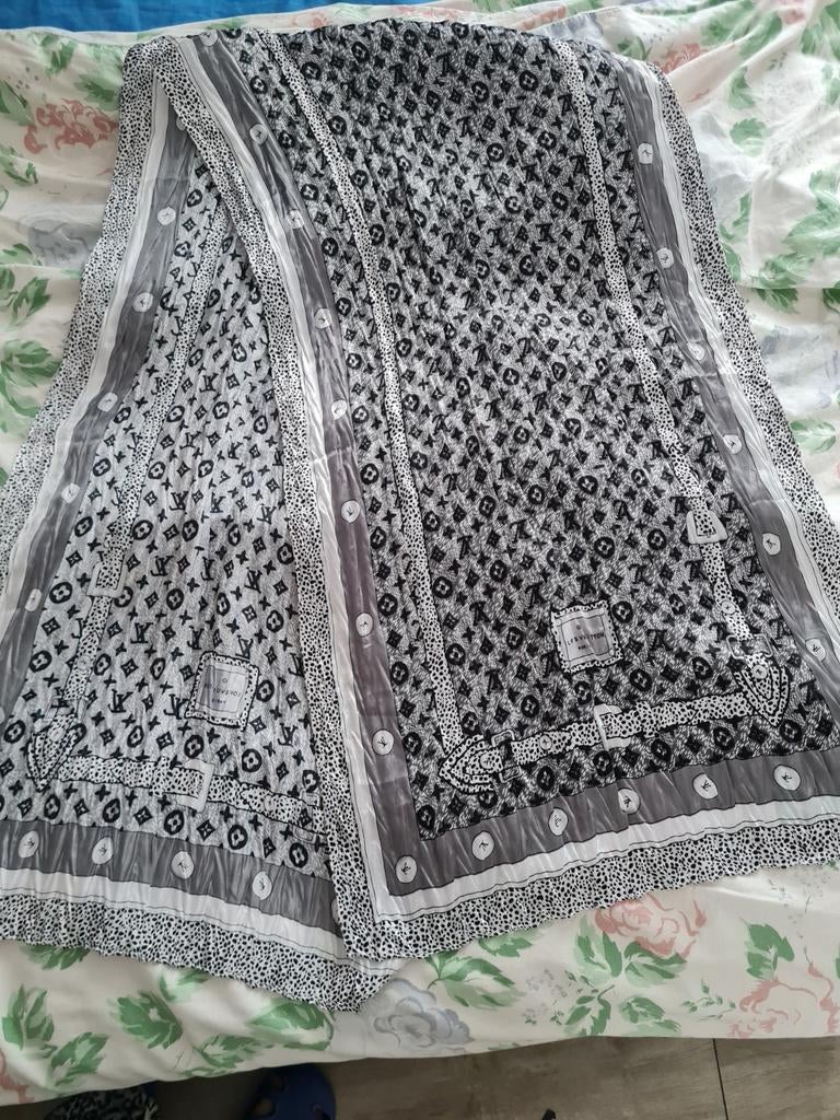 Dames sjaal merk [ Luis V] net Nieuw, Ophalen of Verzenden, Zo goed als nieuw, Maat 46/48 (XL) of groter, Sjaal