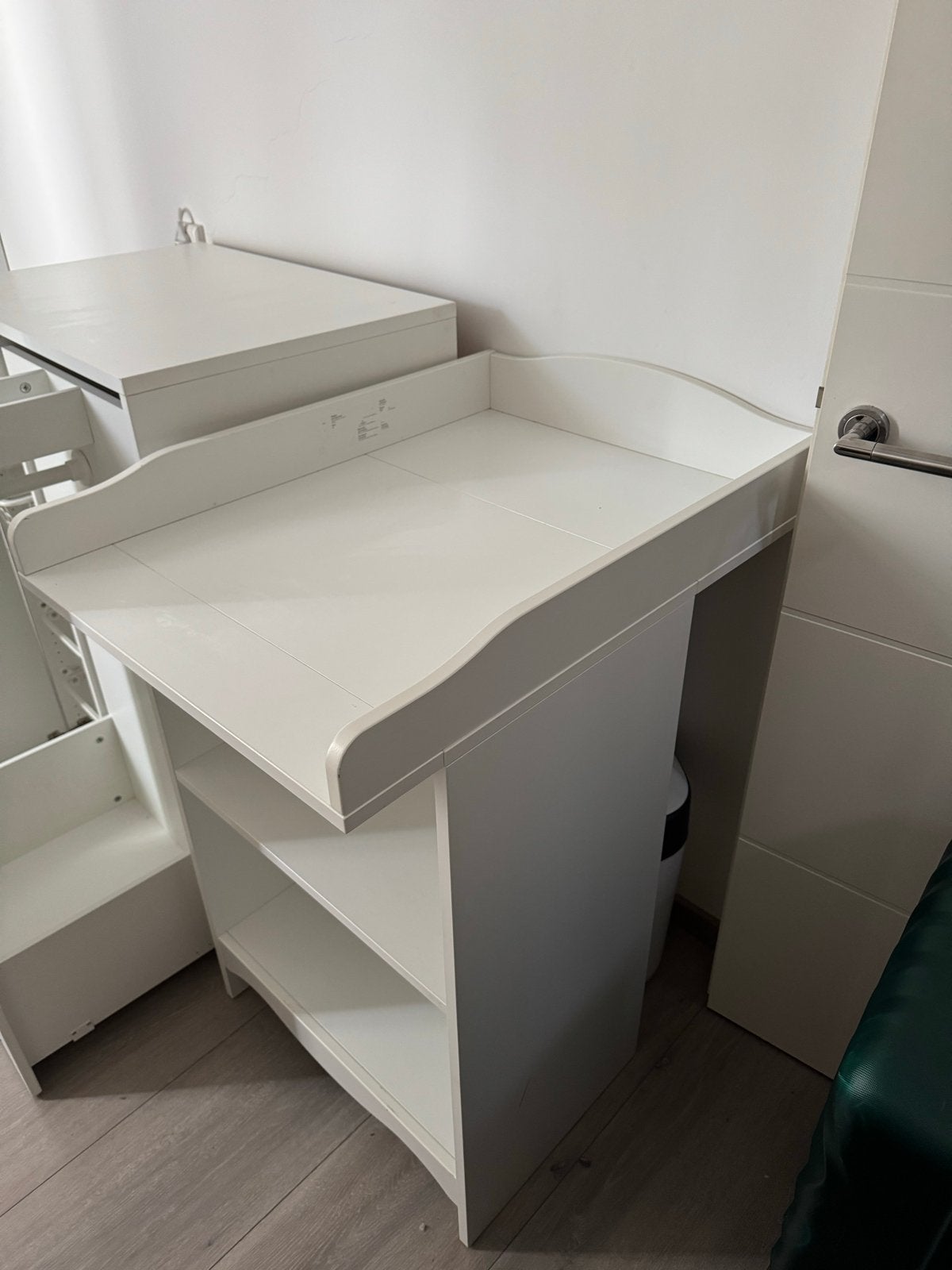 Ikea babykamer: commode/kast en luier tafel, Kinderen en Baby's, Ophalen, 50 tot 70 cm, 105 cm of meer, Zo goed als nieuw
