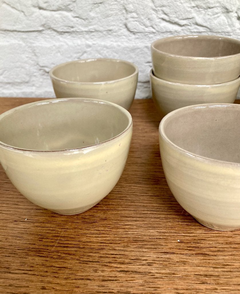 Beige Volendams aardewerk: 9 kopjes + 1 melkkannetje., Ophalen of Verzenden, Zo goed als nieuw, Overige stijlen, Kop(pen) en/of Schotel(s)