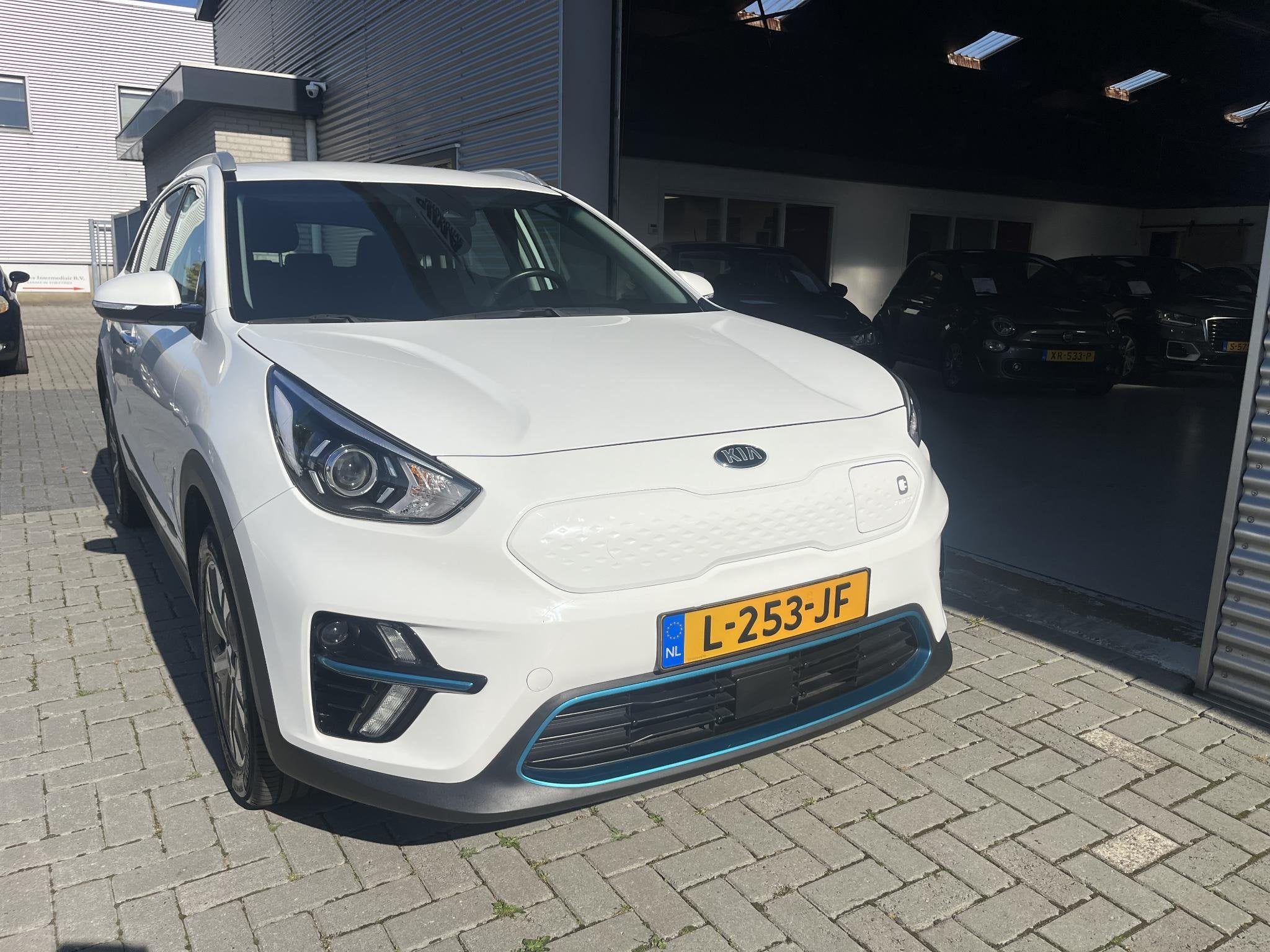 Kia e-Niro DynamicLine 39 kWh, Auto's, 136 pk, Gebruikt, Leder en Stof, Wit