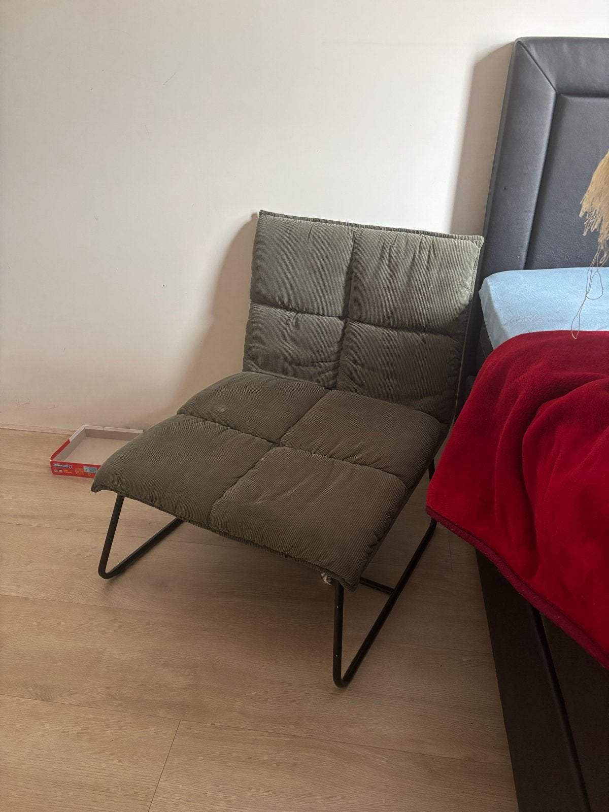 Comfortabele groene ribfluwelen vloerstoel, Huis en Inrichting, Stoelen, Ophalen, Gebruikt, Overige kleuren, Eén