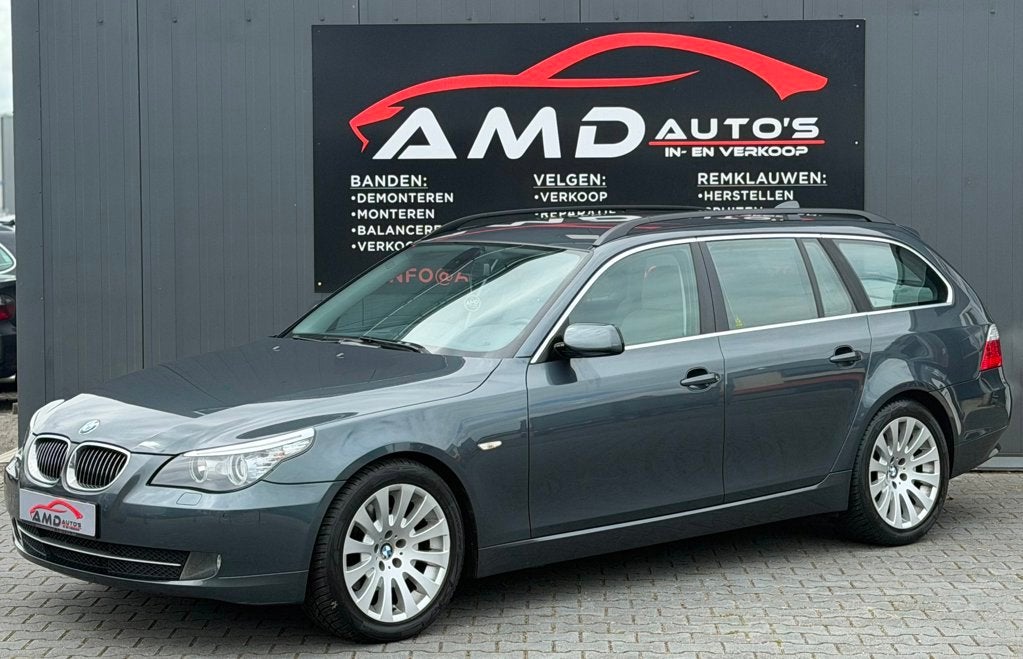 BMW 5-serie Touring 523i Executive |Nap|Airco|Cruise|Scherm|, Auto's, Parkeersensor, Origineel Nederlands, Grijs, 93 €/maand