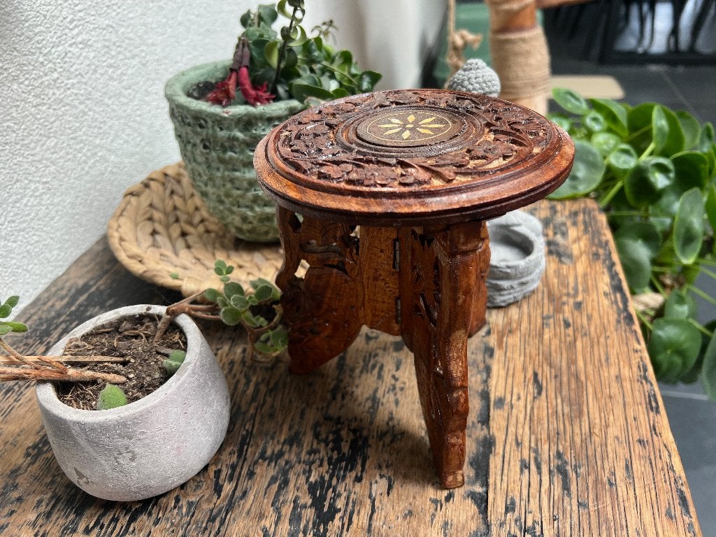 Houtsnijwerk altaar tafeltje india teak of voor planten, Overige onderwerpen, Houtsnijwerk, Minder dan 20 cm, Ophalen of Verzenden