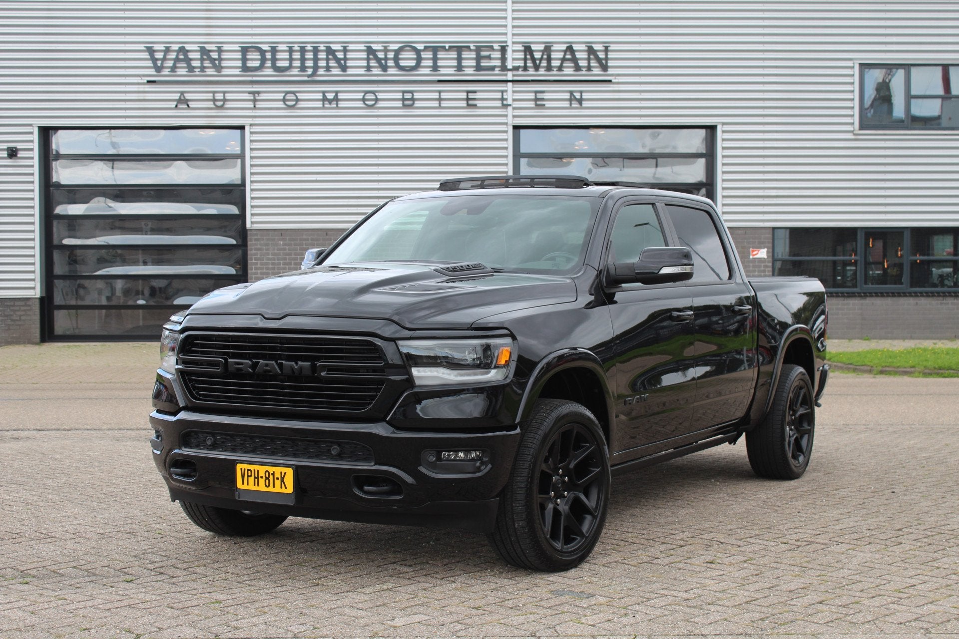 Dodge Ram 1500 5.7 V8 4x4 Crew Cab Laramie / Luchtvering / P, Auto's, Gebruikt, 5654 cc, 402 pk, Zwart