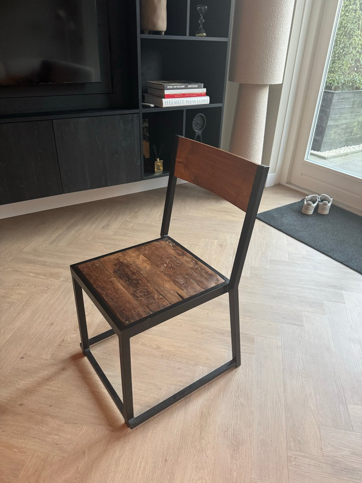 Drie designer stoelen van teakhout en metaal, Huis en Inrichting, Stoelen, Ophalen, Zo goed als nieuw, Industrieel, Hout