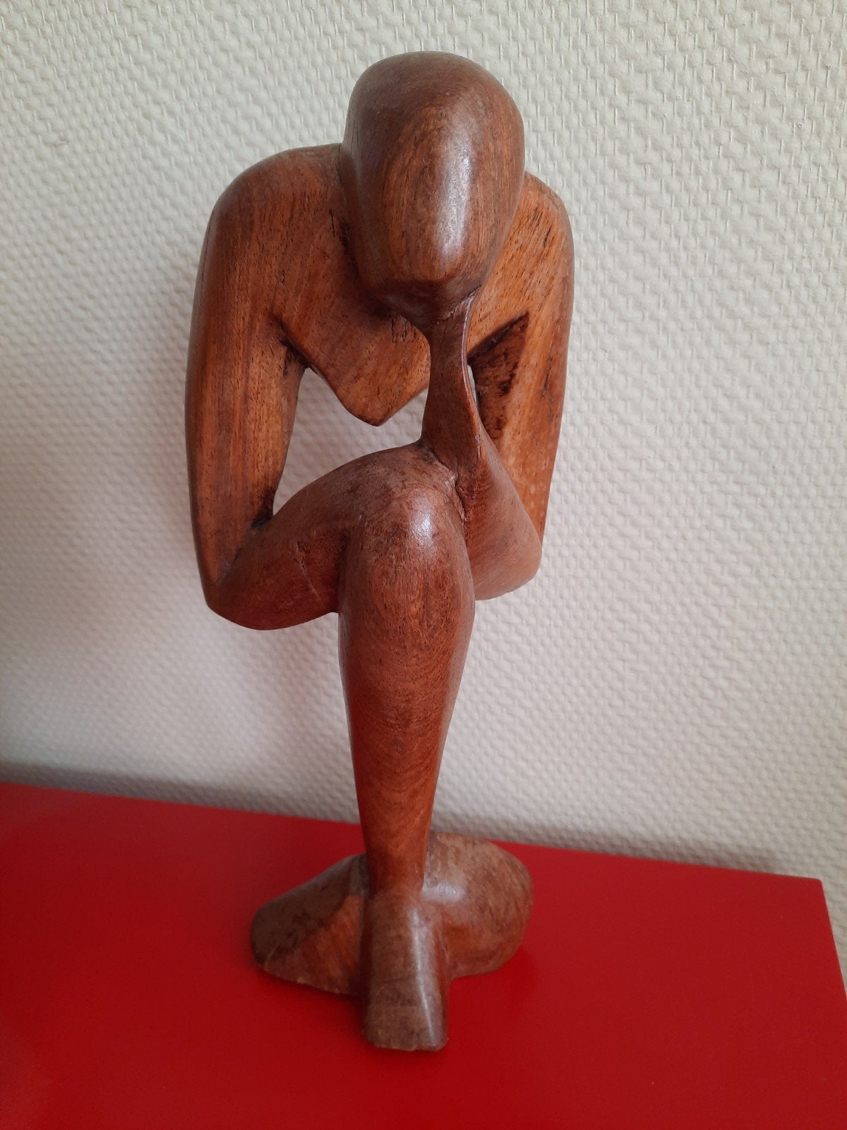 Vintage houten sculptuur "De Denker" 32 cm hoog, Houtsnijwerk, Verzenden, Handgemaakt, 20 - 50 cm
