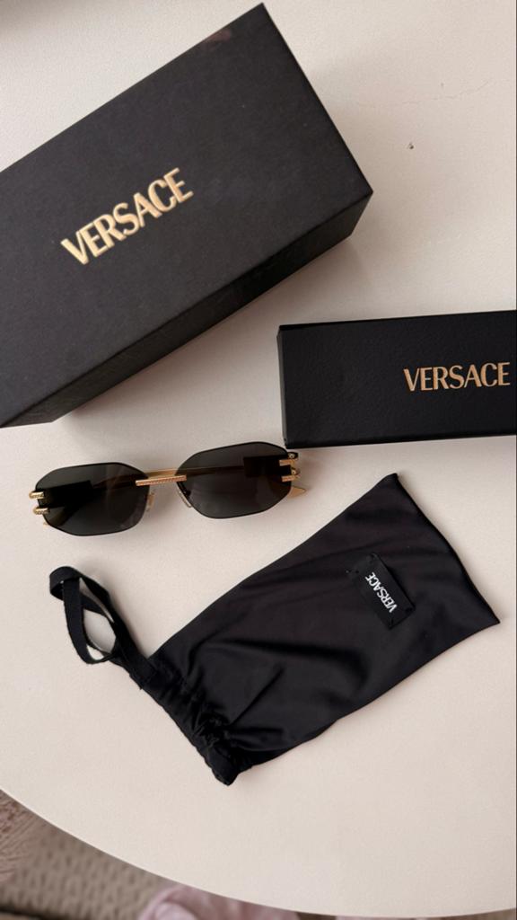 Versace zonnebril - Zo goed als nieuw, Zonnebril, Zwart, Gianni Versace, Ophalen of Verzenden