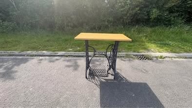Tafel op singer, Ophalen