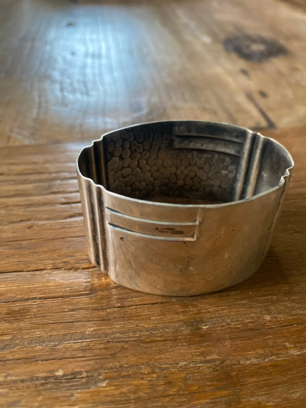 Art deco Verzilverde servetring van Gero, gehamerd design, Ophalen of Verzenden, Zilver