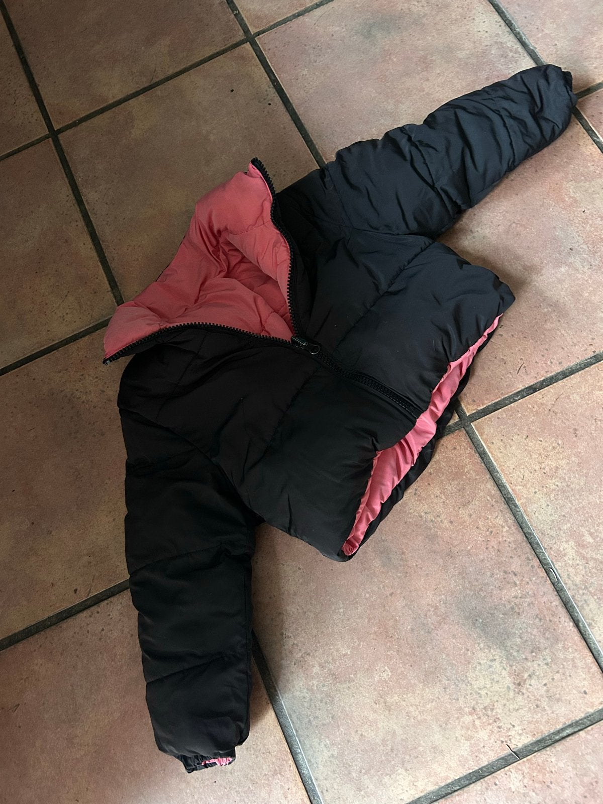 Zwarte meisjesjas met roze binnenkant - Maat 116, Ophalen of Verzenden, Gebruikt, Meisje, Jas