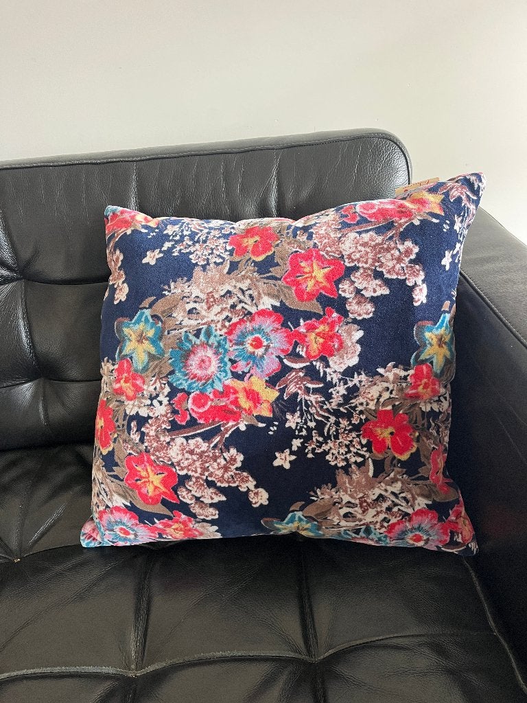 Donkerblauw velours kussen met kleurige bloemen - Imbarro, Huis en Inrichting, Woonaccessoires | Kussens, Gebruikt, Meerkleurig