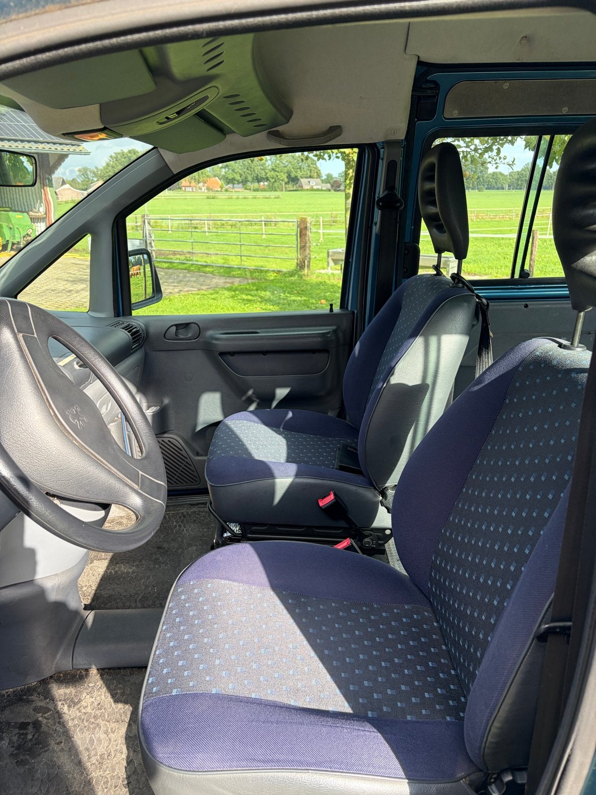 Foto 10 van Peugeot Expert Combi 2.0 Combi 16V AUT 2001 Blauw