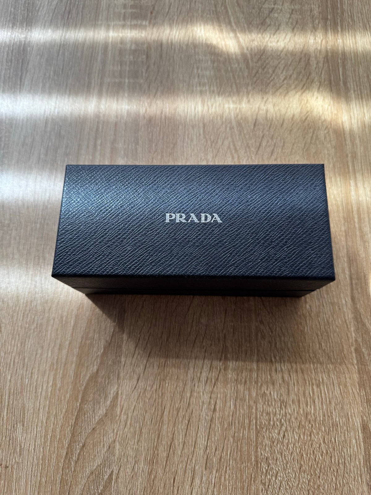 Prada Zonnebril - Zo goed als nieuw, Sieraden, Tassen en Uiterlijk, Zonnebrillen en Brillen | Dames, Zonnebril, Prada, Zwart, Ophalen of Verzenden