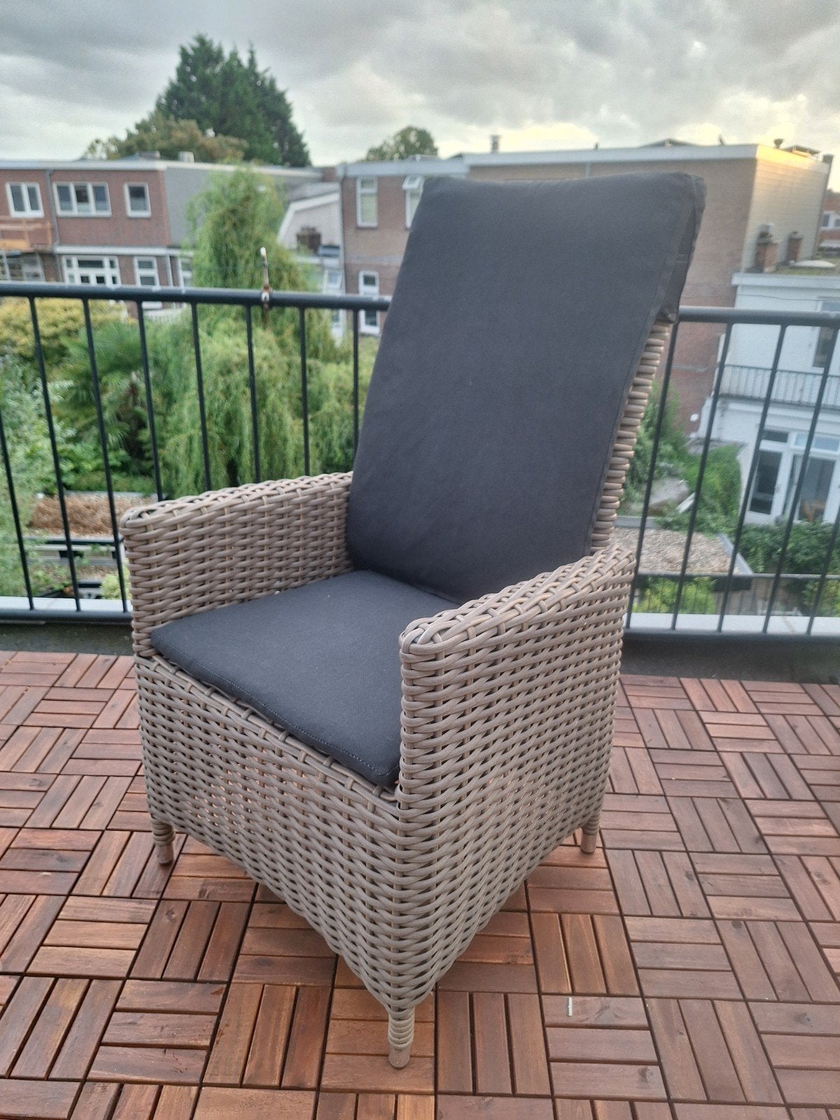 Verstelbare tuinstoel met donkergrijs kussen, Tuin en Terras, Tuinstoelen, Ophalen, Gebruikt, Wicker, Verstelbaar