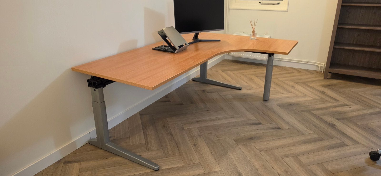 Groot elektrisch verstelbaar hoekbureau | zit/sta | 200 cm, Huis en Inrichting, Bureaus, Ophalen, Bruin, Zo goed als nieuw, Computerbureau