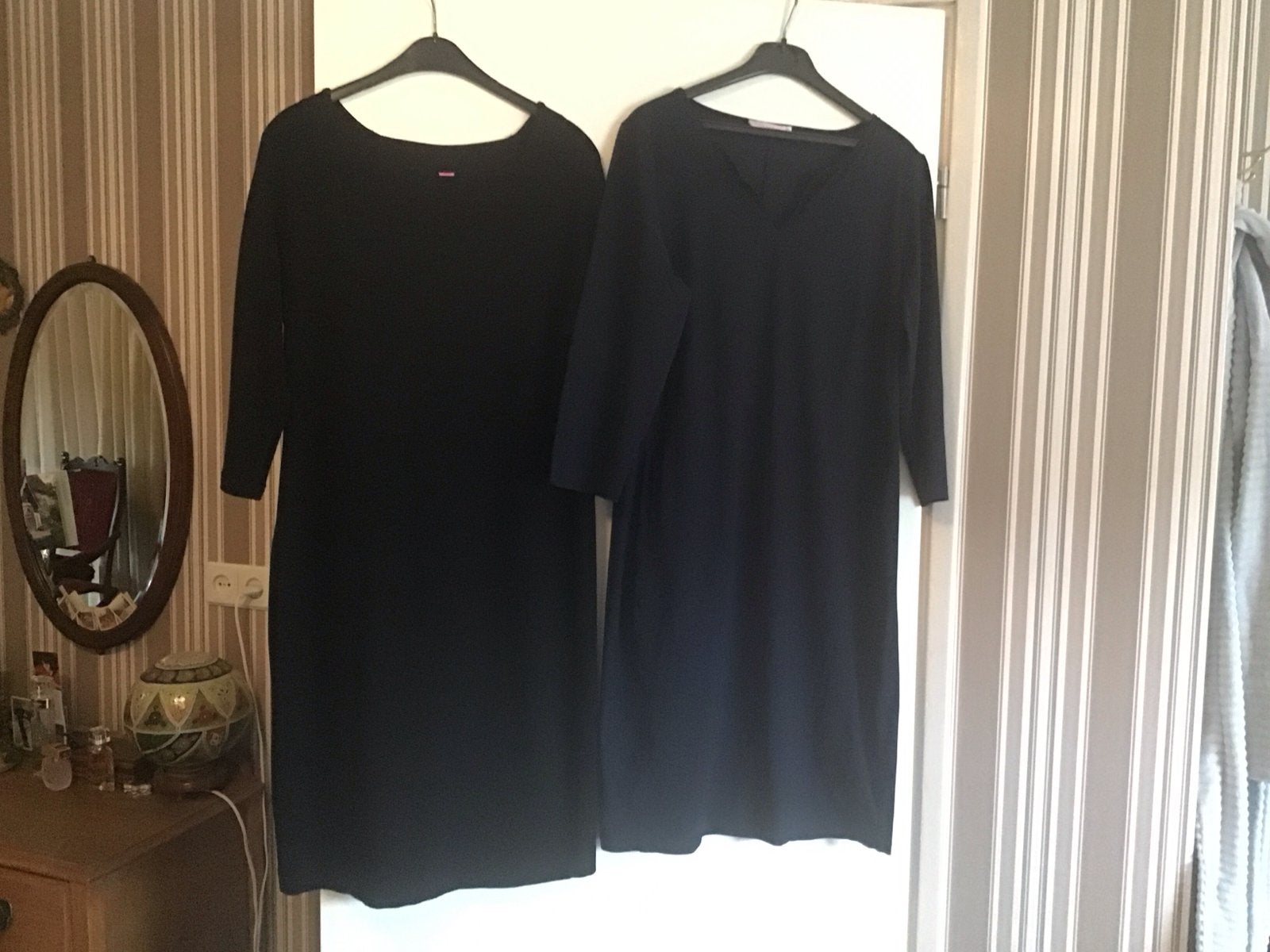 2x Jurk: Zwarte Kyra & Marineblauwe Studio Anneloes Simplici, Kleding | Dames, Zwart, Maat 42/44 (L), Ophalen of Verzenden, Knielengte