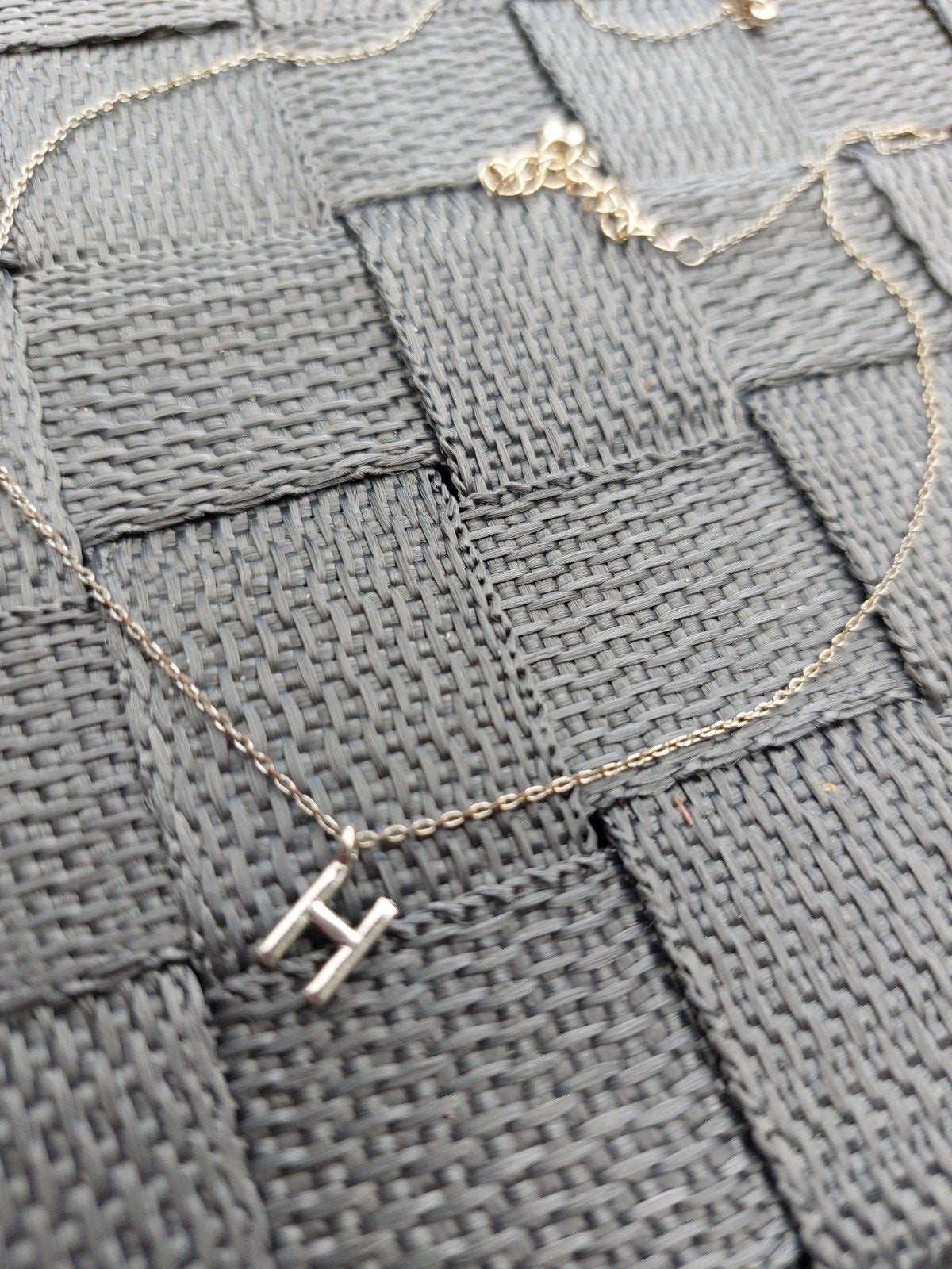 Zilverkleurige ketting met letter 'H' hanger, Ophalen of Verzenden, Zo goed als nieuw, Zilver, Overige materialen