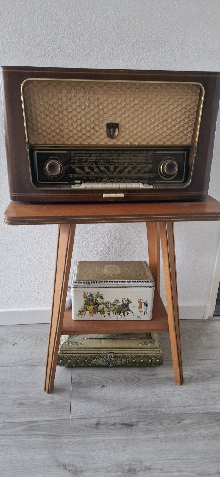 Vintage radio met bijpassende retrotafel – nostalgische blik, Ophalen