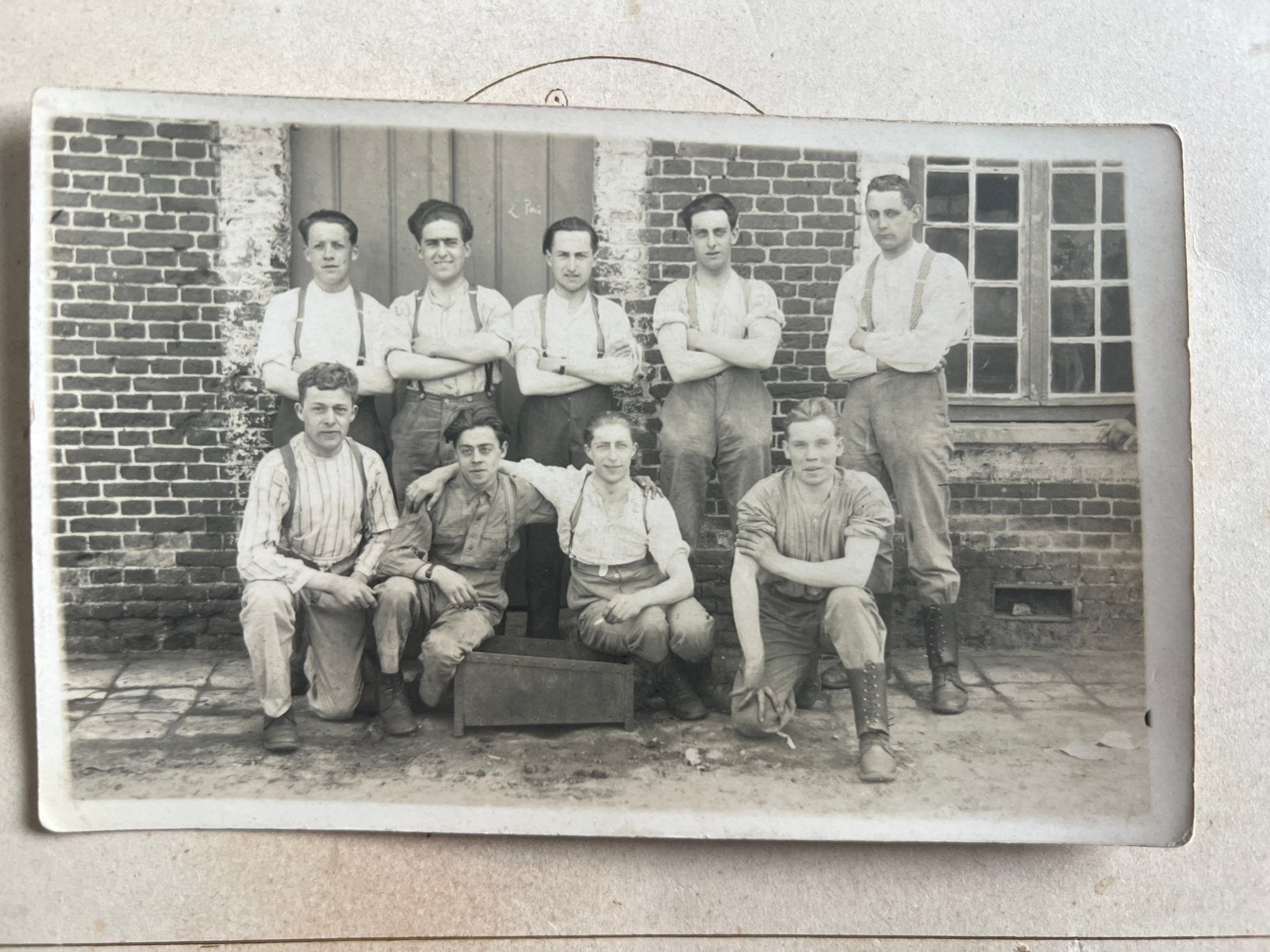 Foto - negen mannen in werkkleding (CW), Gebruikt, Foto, Ophalen of Verzenden, Voor 1940