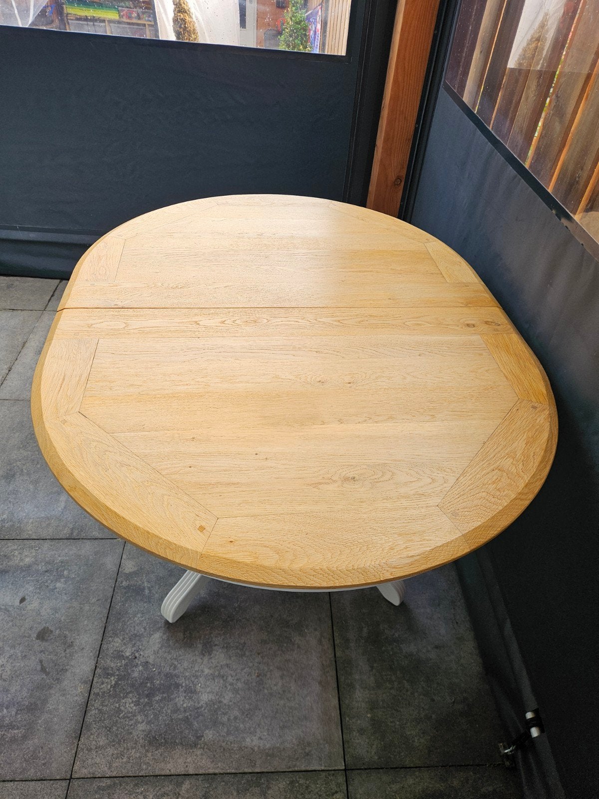 Uitschuifbare eettafel licht eiken blad, wit onderstel, Ophalen, Gebruikt, 100 tot 150 cm, Eikenhout