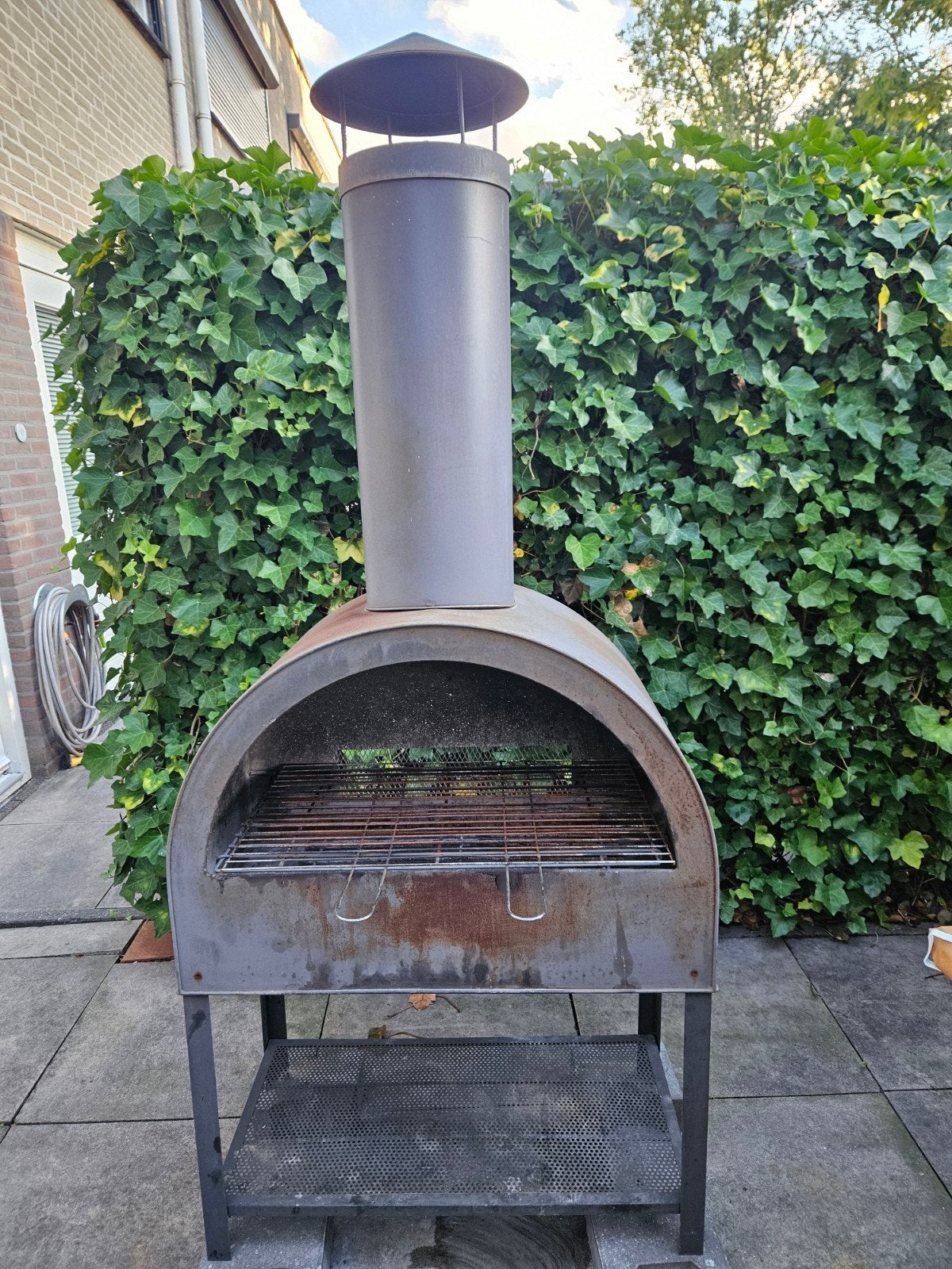 Robuuste BBQ met schoorsteen en grillrooster, Ophalen, Gebruikt
