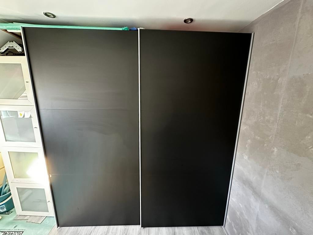 Zwarte kledingkast met 2 schuifdeuren - 203x213x60 cm, Ophalen, Met deur(en), 200 cm of meer, Zo goed als nieuw