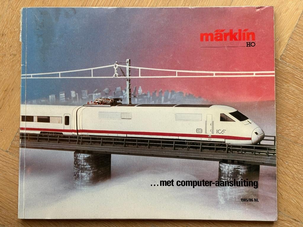 Märklin catalogus 1985 met prijslijst, Hobby en Vrije tijd, Modeltreinen | H0, Wisselstroom, Gebruikt, Märklin, Boek, Tijdschrift of Catalogus