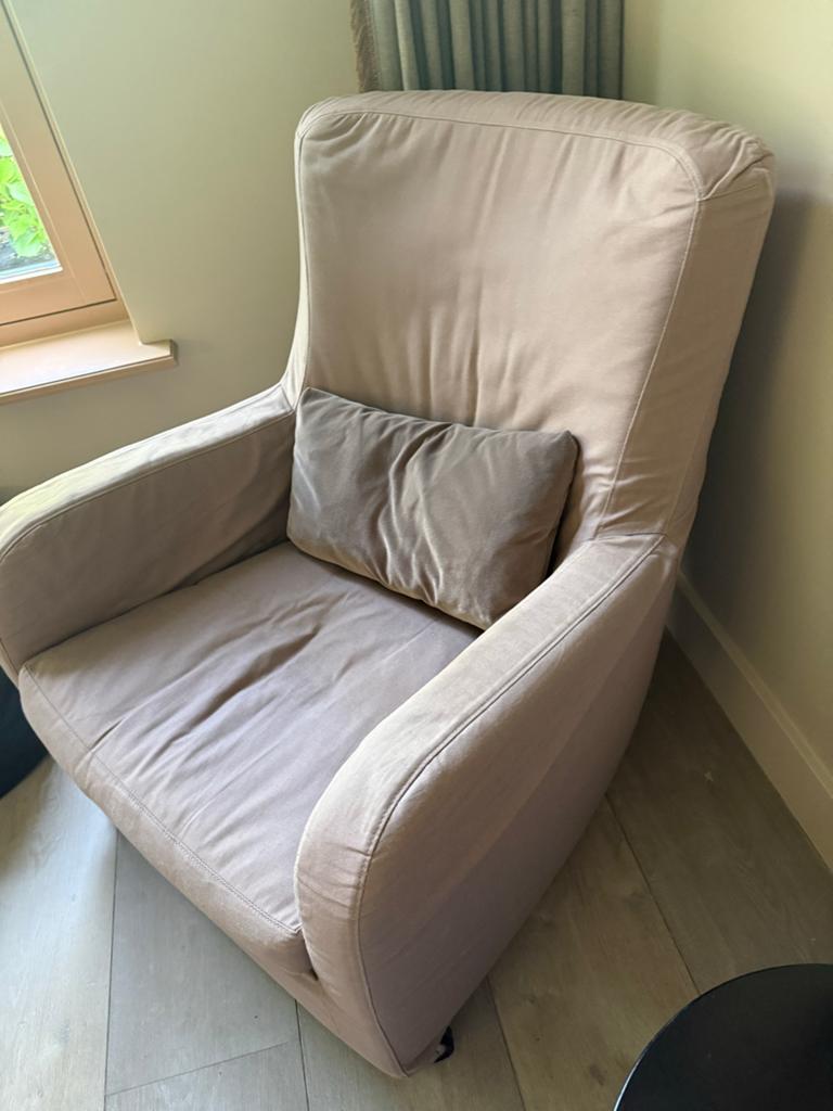 Design fauteuil van MARAC met wieltjes en poef rozepaars, Ophalen, Gebruikt, 75 tot 100 cm, Design en past in elke stijl.
