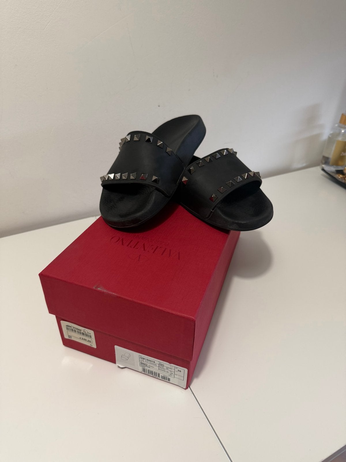 Valentino Garavani Rockstud slippers - Zo goed als nieuw, Kleding | Dames, Ophalen of Verzenden, Zo goed als nieuw, Zwart, Slippers