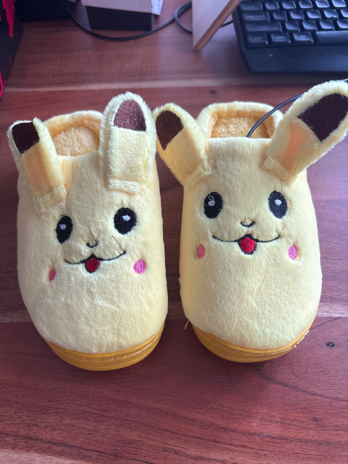 Leuke Pikachu pantoffels voor kinderen - Maat 32-33, Ophalen of Verzenden, Gebruikt, Jongen of Meisje, Overige typen