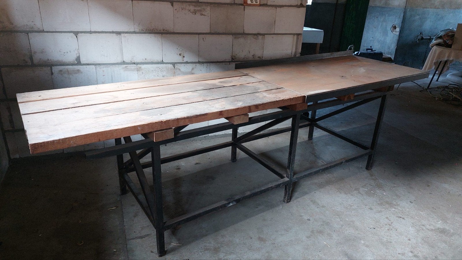 Robuuste werkbank met metalen frame en houten/metalen blad