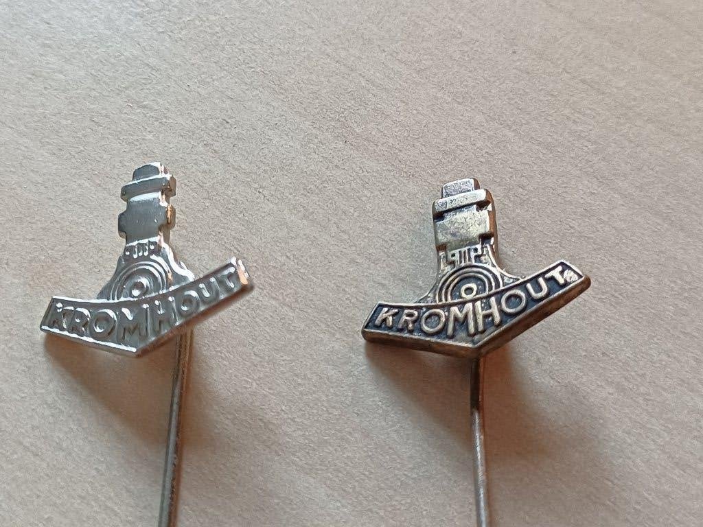 2x KROMHOUT speld zilver en koperkleurig, Verzenden, Gebruikt, Merk, Speldje of Pin