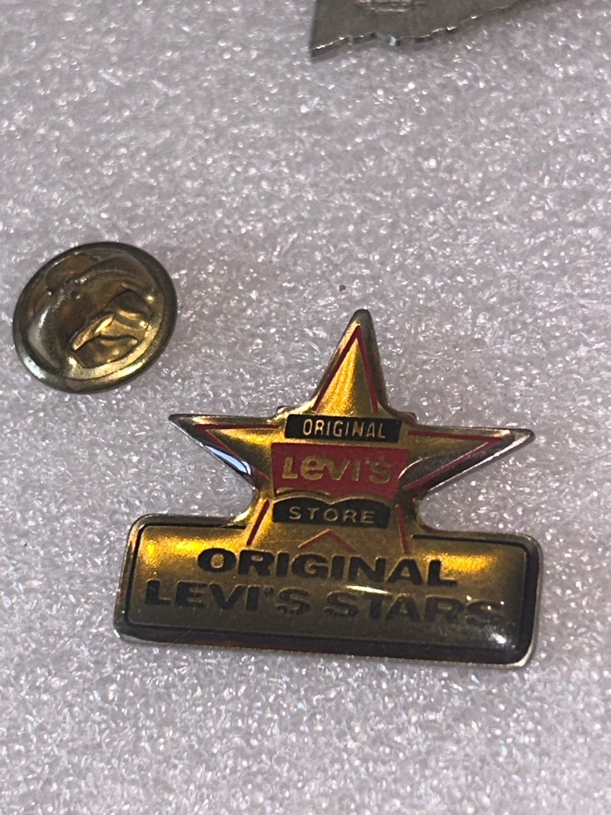 Vintage Levi's Store Original Levi's Stars pin, Ophalen of Verzenden, Gebruikt, Merk, Speldje of Pin