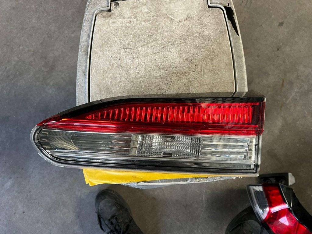 achterlicht corolla cross  led rechts achterklep 2022+, Toyota, Info@toyota.com, Toyota, Gebruikt