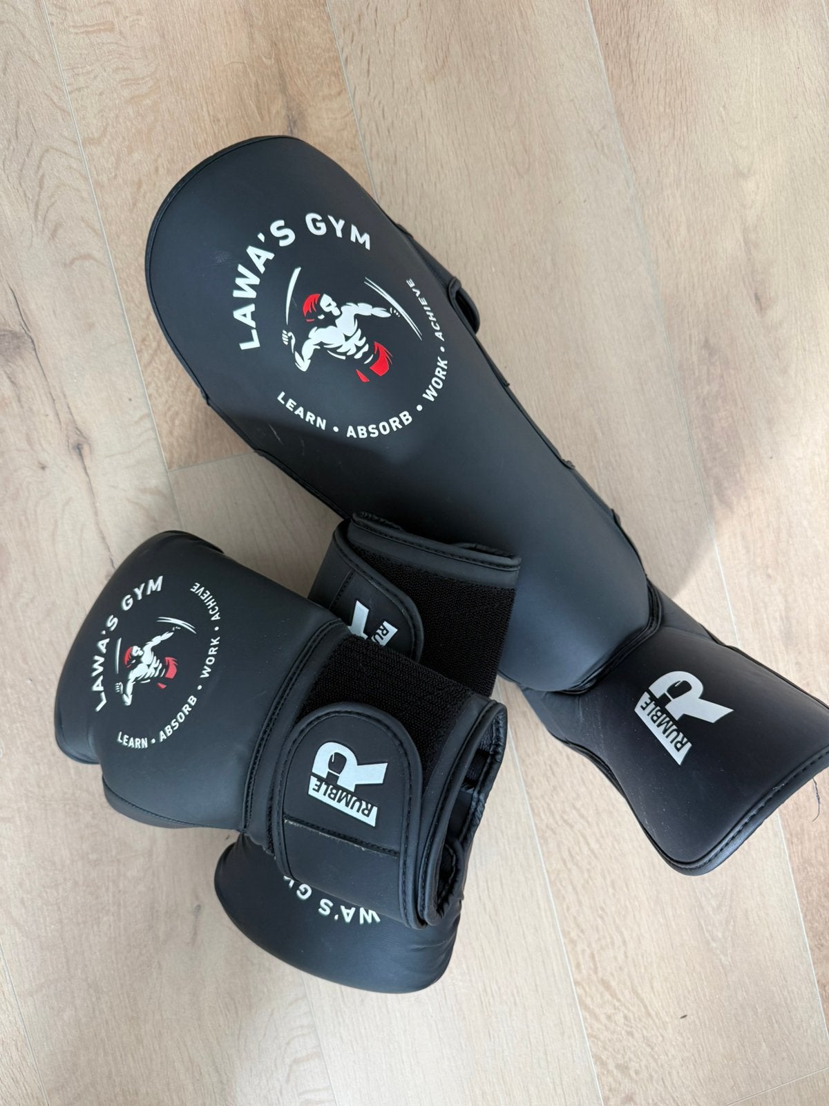 Kickboks scheenbeschermers en handschoenen, Ophalen of Verzenden, Zo goed als nieuw, Bokshandschoenen
