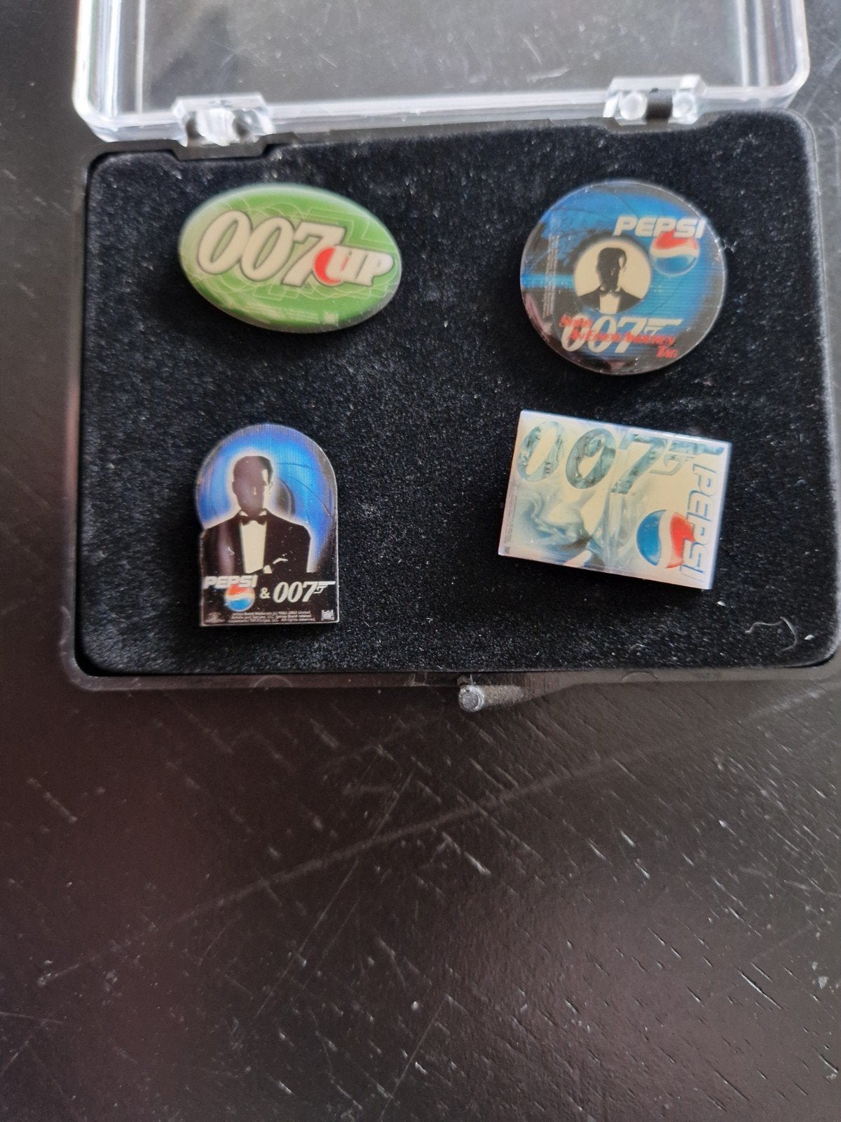 4 oude pins James Bond, Verzamelen, Ophalen