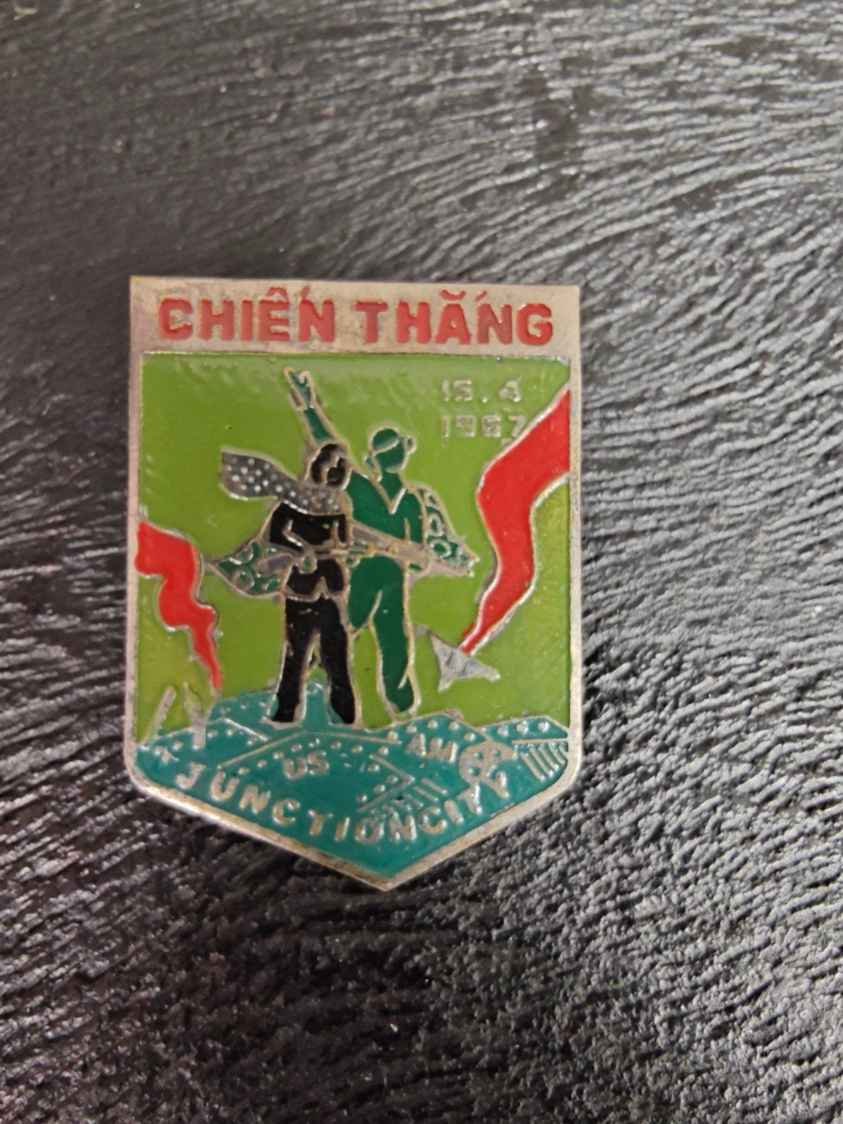 mooie 1967 Badge - Viet Cong - NLF - Operation Junction City, Ophalen of Verzenden, Landmacht, Amerika, Embleem of Badge