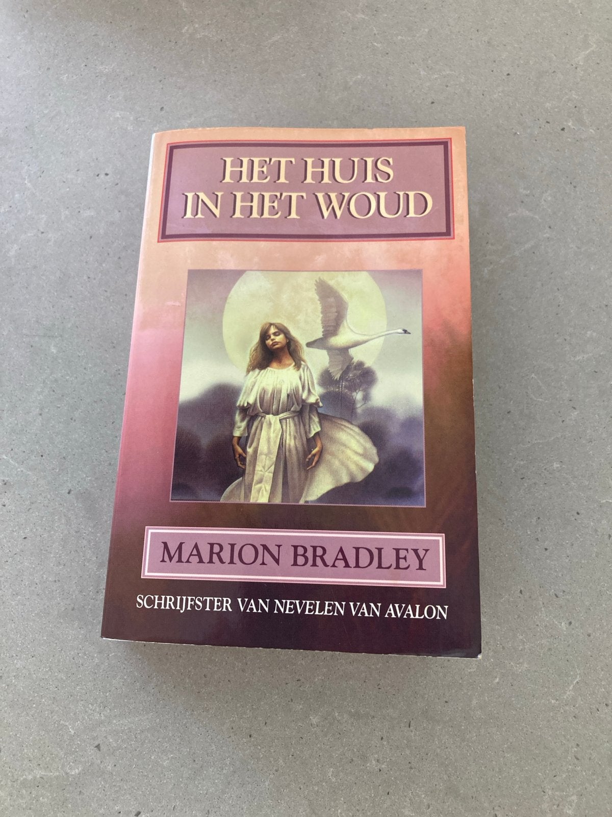 Het Huis in het Woud - Marion Bradley, Ophalen of Verzenden, Gelezen, Nederland