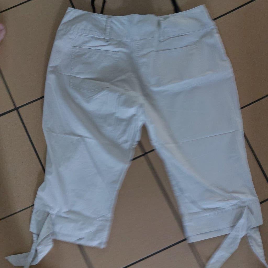 Lichtgrijze driekwart broek met knopen Enjoy maat 44, Kleding | Dames, Maat 42/44 (L), Ophalen of Verzenden, Onbekend, Driekwart