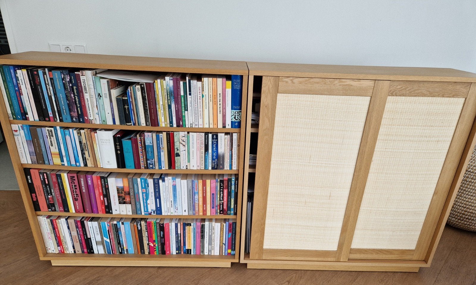 Eikenhouten Boekenkast met Schuifdeuren en Riet, Ophalen, 50 tot 100 cm, Zo goed als nieuw, Minder dan 100 cm